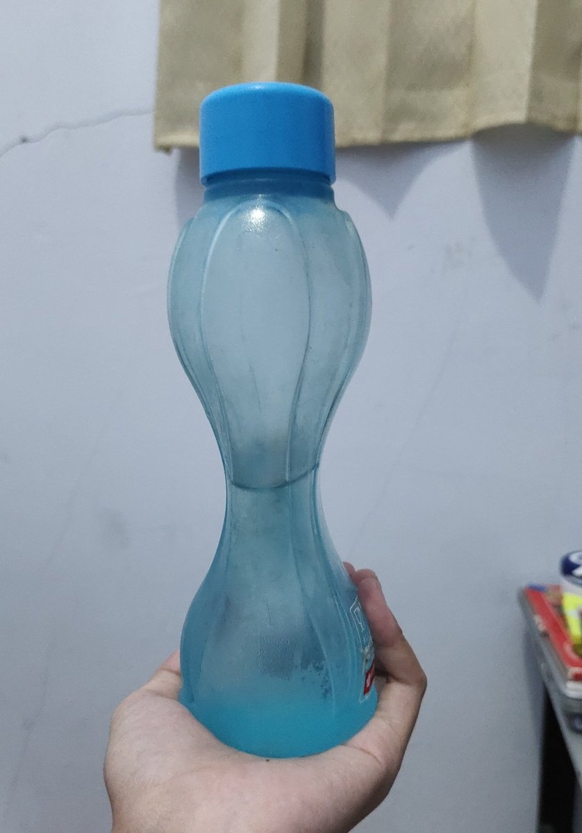 dbiroearth's tweet photo. Perasaanku lagi gak baik-baik sejak semalem. Trs barusan nemuin botolku udah dalam keadaan kaya gini langsung ngakak😭😭😭
Ternyata ya, dunia selalu punya cara tersendiri untuk membuat kita ketawa :) https://t.co/ZQVMSBqeTN