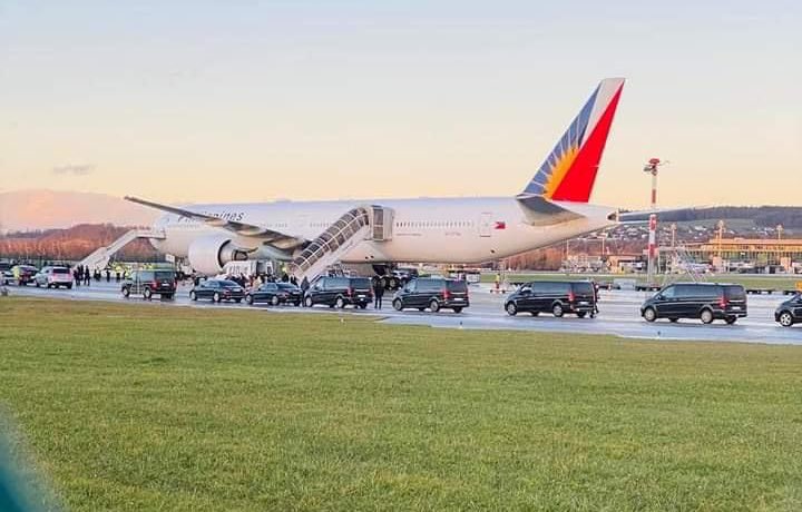 GerryCacanindin's tweet photo. Pila ng luxury vehicles na sundo ng Philippine delegation sa Davos, Switzerland. Flight at hotel ng 70-plus delegation galing sa kaban ng bayan. If you think mukhang libing yung pila ng sasakyan, you are not wrong. Parang ililibing na rin naman ang Pinas sa dusa ng mga taong ito. https://t.co/y4SWCICYIq