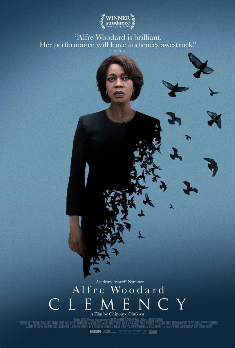 Está noche me ví #Clemency .

Es directa, con una carga emocional tremenda.
Desarrollada en pocos escenarios hace que el ahogamiento de la gente y de la tremenda actuación de #AlfreWoodard se sienta muy real.

#ChinonyeChukwu me sorprendió gratamente con una dirección muy limpia.