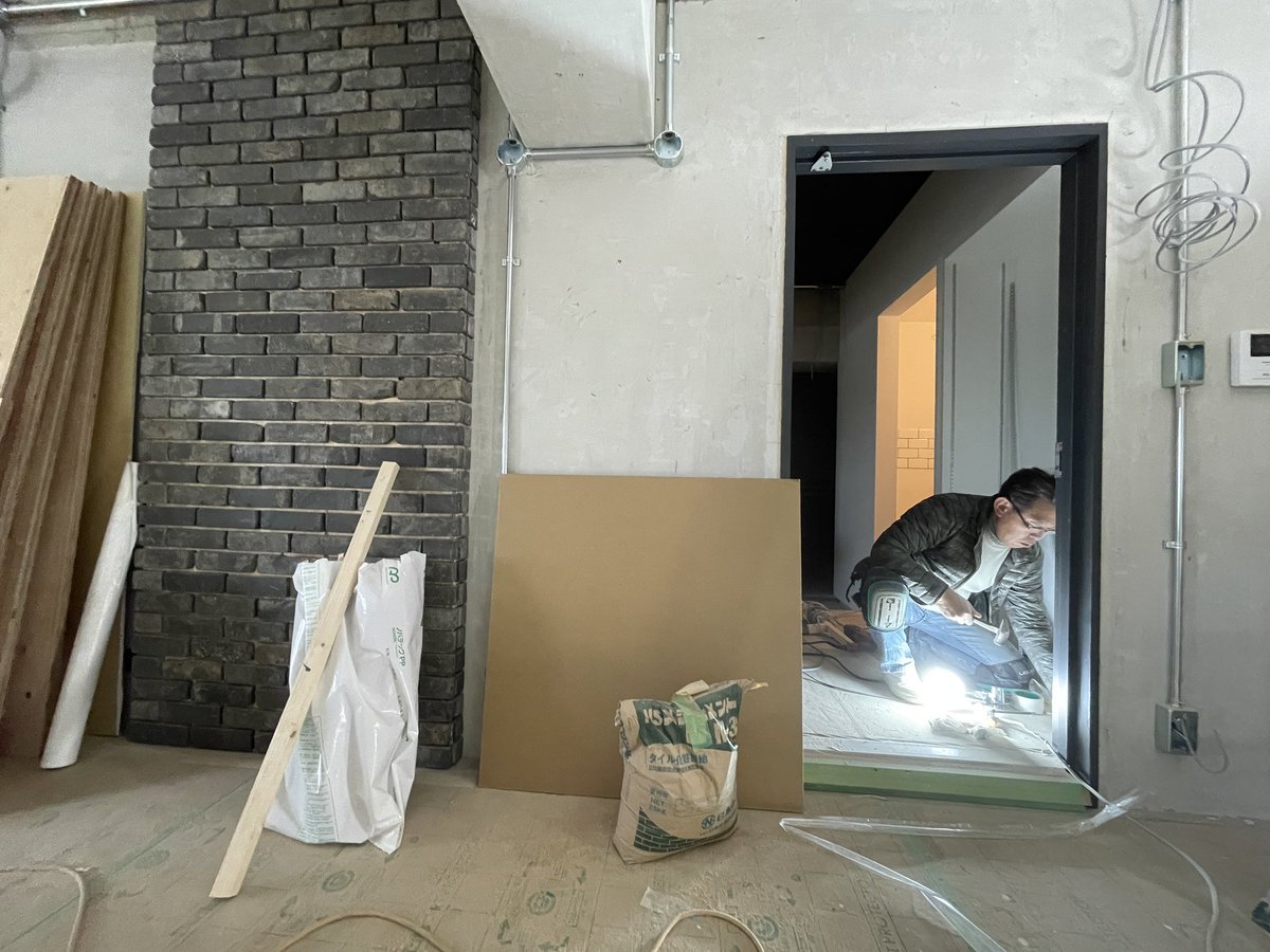 case_labo's tweet image. 工務店あるある👀シリーズ
⭐︎多能工さん⭐︎

解体、
タイル施工、
収納造作、
etc…、

「工期が足りんねん。無茶言うねん」

おちゃめにボヤきつつ、細部までぬかりなく。

妥協しない✨！
多すぎる技と知識の引き出し✨！

相棒は膝パッド。

#勝手にあるある 
#私のまわりの工務店の素敵な面々