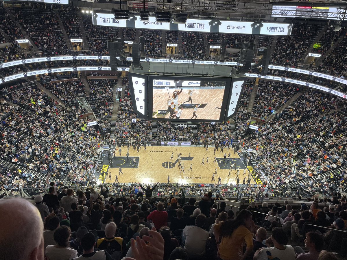 Day1Ut's tweet image. First game in person this year - SINK the Clippers! #TakeNote #lesolsonit #GoJazz