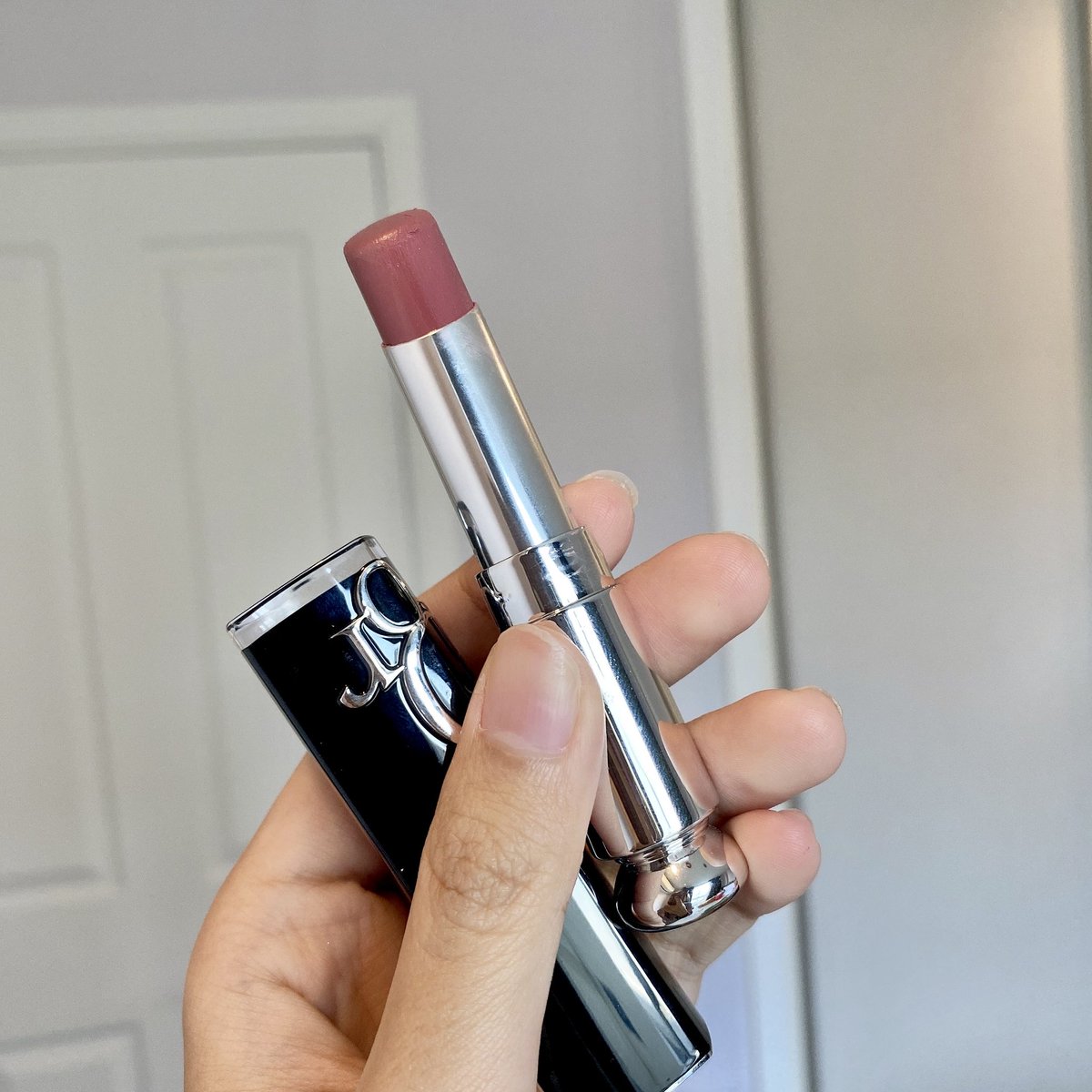 SongPowderRoom's tweet photo. Dior 628 จ๋วยมากกก ทาแล้วดูรู้เลยว่าลิปแพง5555555 มีเทสมีคลาสจัดไปเลยค่ะ ยิ่งเวลาถ่ายกระทบแสง โอ้โหสวยสะพรึง!!! https://t.co/jdSDTMZxYd
