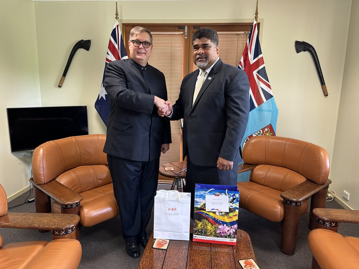 Dimos la bienvenida al colega fiyiano <a href="/DavidKolitagane/">David Kolitagane</a> quien se  incorpora al frente de @FijiHCCanberra. 

Ratificamos nuestra voluntad irrevocable de fortalecer el histórico espacio de diálogo político efectivo y el interés de trabajar de la mano con Fiyi y el Pacífico <a href="/yvangil/">Yvan Gil</a>