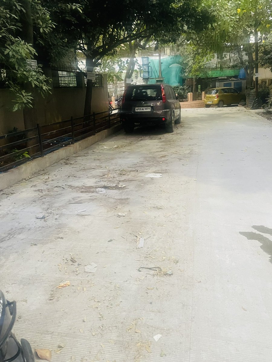 vickythelucky's tweet photo. Road belongs to Circle17 Khairatabad. No sweeping since past 1.5 year. Only if we post GHMC is cleaning. We want swaach roads. Please help @ZC_Khairatabad @GHMCOnline @DrPadmala @DyC_Yousufguda @amoh_19 @ZC_SLP https://t.co/xFfG6RRWXV