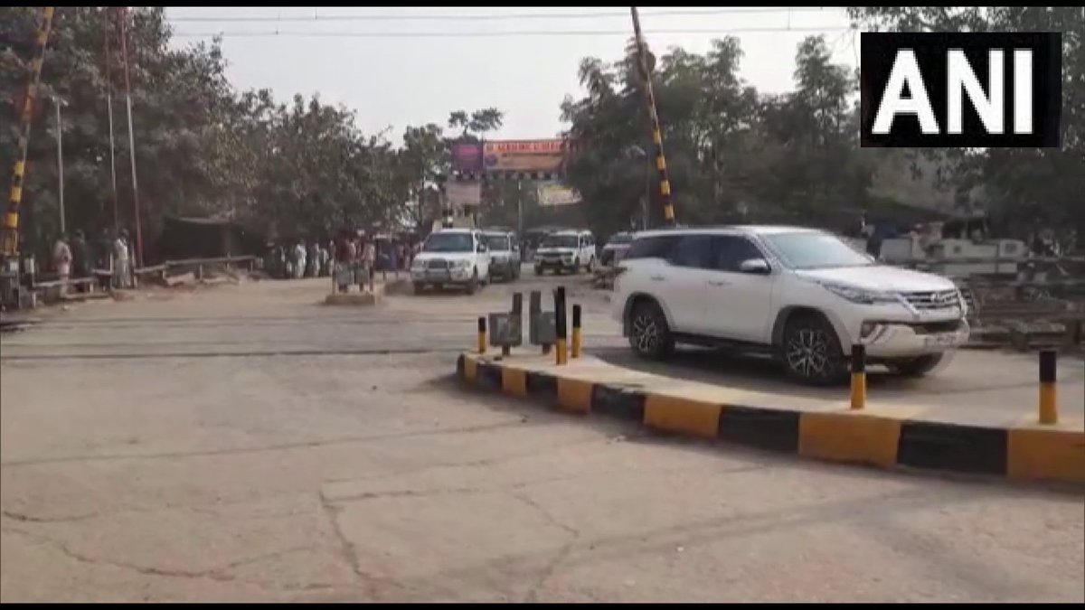 AHindinews's tweet photo. बिहार: बक्सर में बिहार के मुख्यमंत्री नीतीश कुमार के काफिले को आगे जाने देने के लिए दो यात्री ट्रेनों को रोका गया।

एक यात्री ने बताया, "हमारी गाड़ी (ट्रेन) रोक दी है इसलिए हम पैदल आ रहे हैं। हमें दिलदार नगर जाना है। आगे जाकर दूसरी गाड़ी पकड़नी पड़ेगी।" (18.01) https://t.co/FG6RMEHvFz