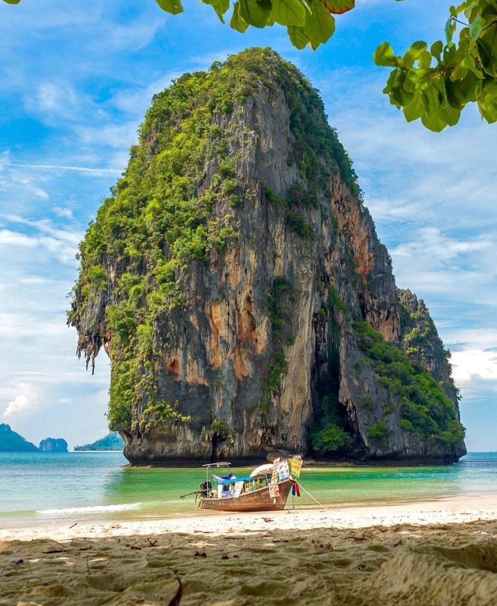Traveluniverse's tweet photo. Stunning Railay Beach | Thailand 🇹🇭 https://t.co/eDX2c26TFa