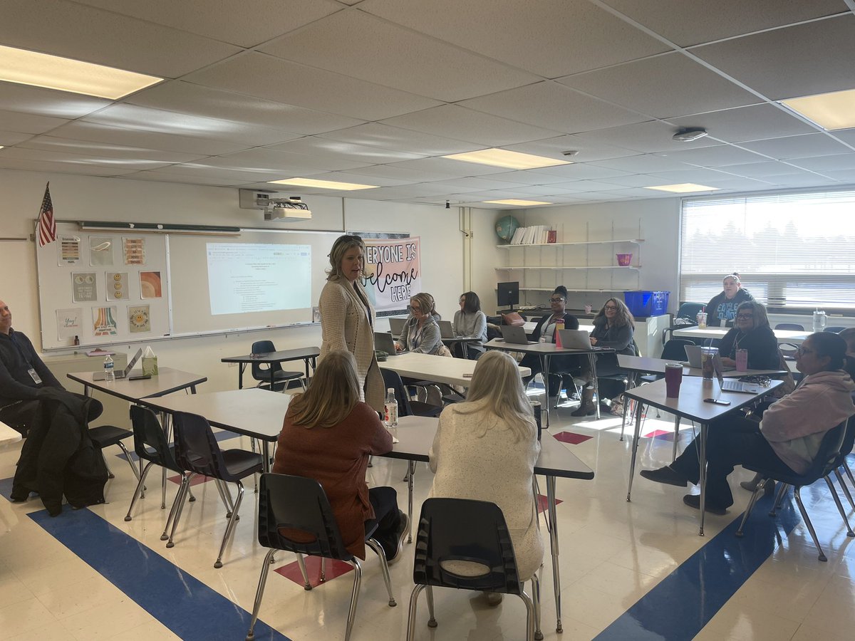 Early Release Day means learning for EVERYONE! Here’s our principal secretaries and our office staff making Hawthorn more efficient! Thank you for all you do!@District_73 👏👏❤️❤️