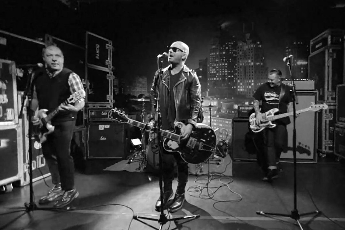 rancidpod's tweet photo. This week we try to find the diamond in the muck of ...Honor is All We Know. Malfunction is a by-the-numbers throwback to Kinks-like rock and roll but without any charm or invention.  Is there any hope for 2010s Rancid? 

https://t.co/tXN90f75iV https://t.co/2g1SFDFI3G