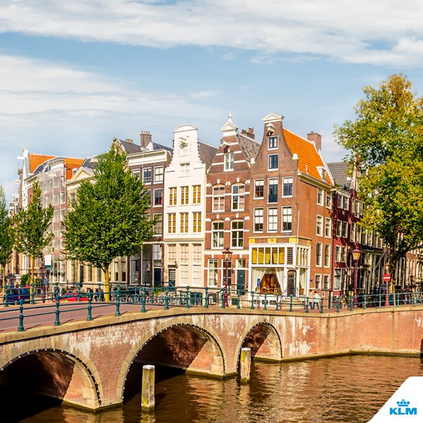 ¿Sabías que el barrio de los canales es Patrimonio de la Humanidad de la UNESCO? Con 9 pintorescas callejuelas que discurren perpendiculares a los canales. Admirá la capital desde el agua con un recorrido en barco. ✈️🇳🇱🚤
Descubrí más de Ámsterdam aquí: bit.ly/3YkAib3