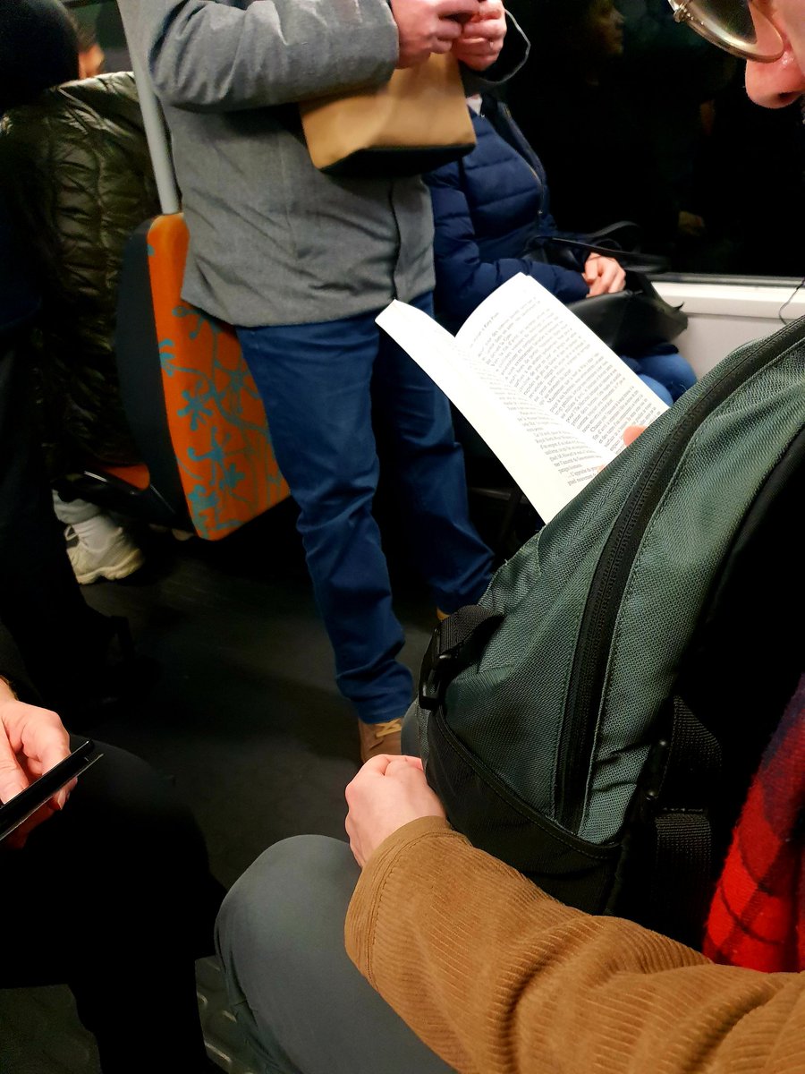 'Maintenant que la mort de Wük a réduit l'équipage à six hommes, nous serions astreints à un labeur trop pénible, lorsque nous reprendrons la mer.'
#liredanslemétro #livresdumetro #metrolecture