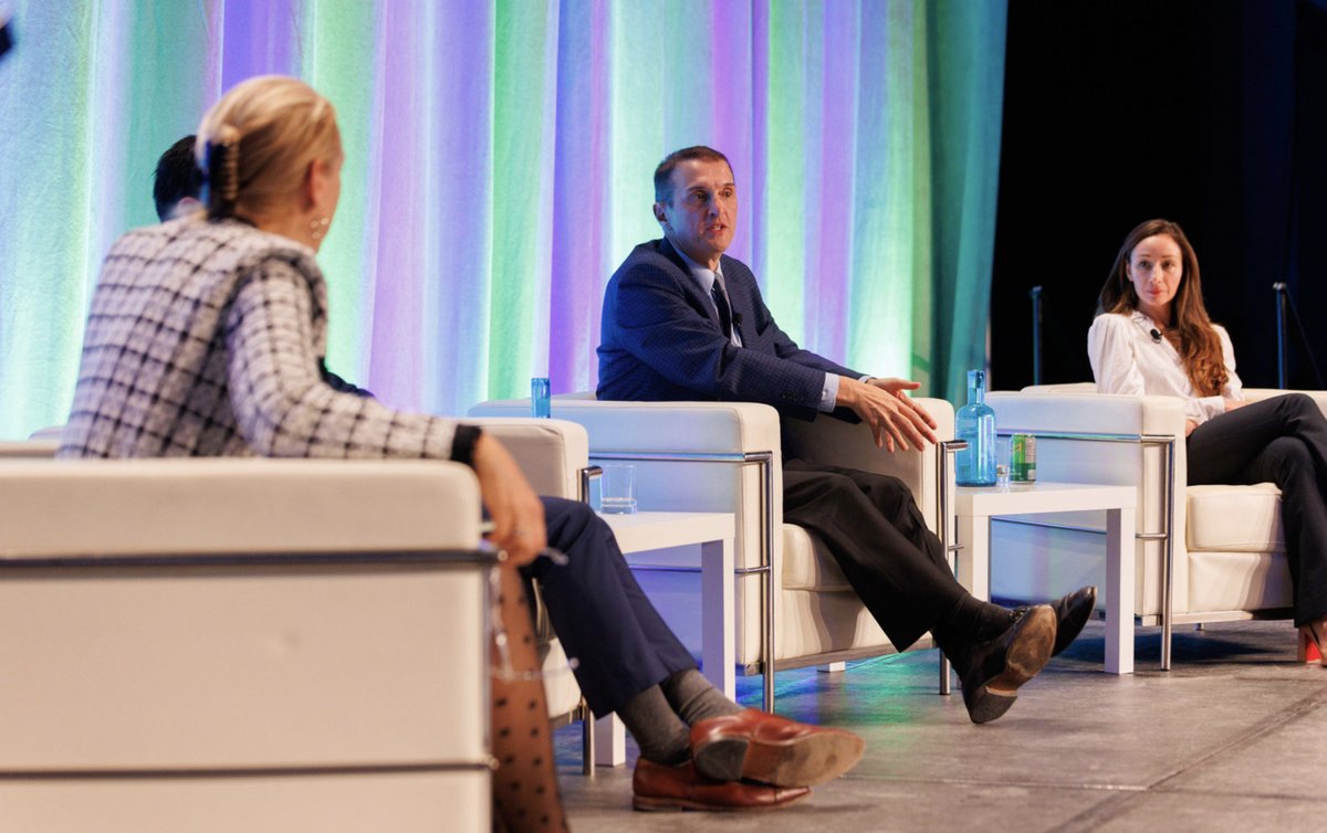 HLoomis's tweet photo. I had the privilege present on the state of the economy for the CFA Society Calgary.

Consistent with the interview I gave @Fortune in October  ’22-  I personally am in favor of short duration municipal bonds and high growth software.

Time shall tell… 

Von Der  Rusch Photo https://t.co/AgG29spx39