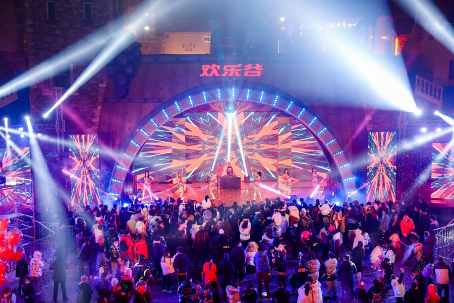 ChinaDaily's tweet photo. Domestic theme park operator Overseas Chinese Town welcomed 6.4 million traveler visits during the Spring Festival holiday, up 77 percent as compared with the same period of last year, the operator reports. https://t.co/Vjyftz3aOT https://t.co/gcpGzPDKX2