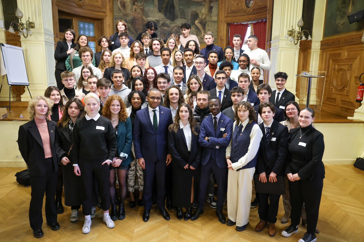 guillaumeftweet's tweet photo. Heureux et fier de retrouver l’excellent @ntoni_simao au Conseil National de la Vie Lycéenne réuni autour de @PapNdiaye ! 👏🏻 https://t.co/NxmgUtwoMo