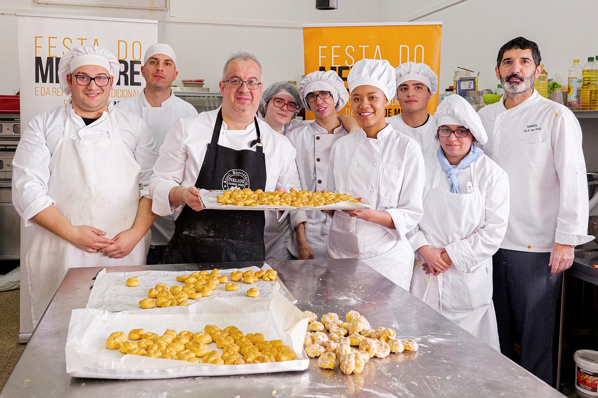 festadomelindre's tweet photo. 👉Aquí vos deixamos a proba de todo o que fixemos onte xunto co alumnado do #IESdeFOZ 😋👩‍🍳🧑‍🍳
#Formación #Obradoiros #Melide #FestadoMelindre #Melindre2023 #AFestaMaisDoceDeGalicia #ReposteríaTradicional #Melindres #Ricos #Amendoados @terra_doce 
📸Todas en https://t.co/KyhCD7I58v https://t.co/zwyopa0YYr