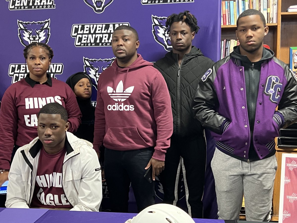 TheDeltaSports's tweet photo. Jaylen McRoy of Cleveland Central signs NLI with Hinds C.C. https://t.co/jwryQ0etbc