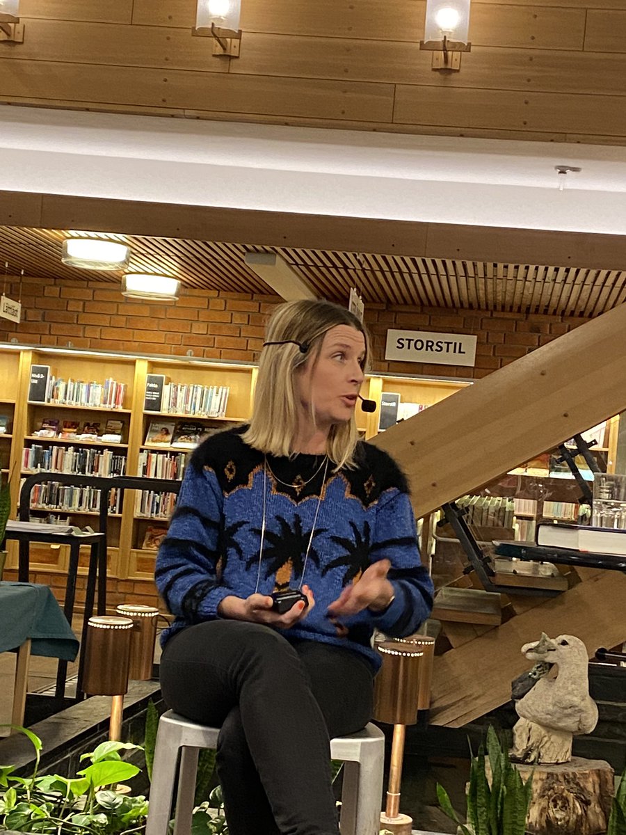 Uppfriskande författarsamtal med mångfacetterade <a href="/juanitafranden/">Johanna Franden</a> på #smveckan i Skövde. Lika intressant att lyssna till som att läsa. Storstilat helt enkelt.