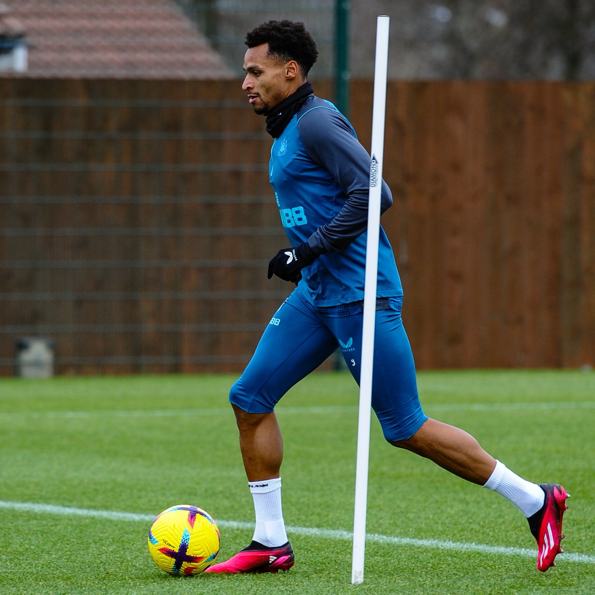 NUFC's tweet photo. Getting ready for another big game at St. James' Park! ⚫️⚪️
