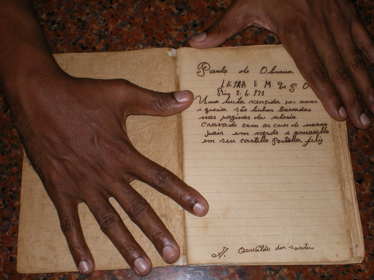 Esse é um caderno guardado por familiares de Paulo da Portela, datado de 1935. Nele, alguns sambas do Professor e outros bambas de Oswaldo Cruz escritos à mão pelo arquivista Oswaldo dos Santos.