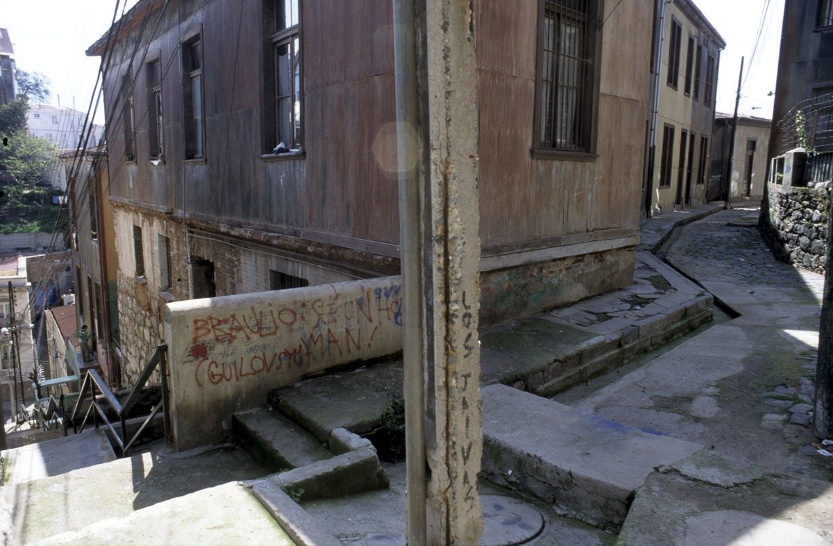 Dani_Briceno's tweet photo. Tras toneladas de pintura y psicodelia permanece oculto el antiguo Valparaíso, uno menos maqueteado y sin tanta música, uno de melodía más suave y sin tanto esnobismo. 

Fotos Mariano Carretero https://t.co/gmacRa6bRX