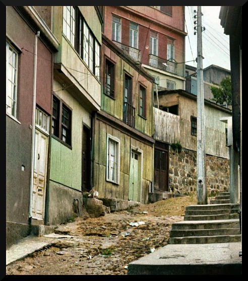 Dani_Briceno's tweet photo. Tras toneladas de pintura y psicodelia permanece oculto el antiguo Valparaíso, uno menos maqueteado y sin tanta música, uno de melodía más suave y sin tanto esnobismo. 

Fotos Mariano Carretero https://t.co/gmacRa6bRX