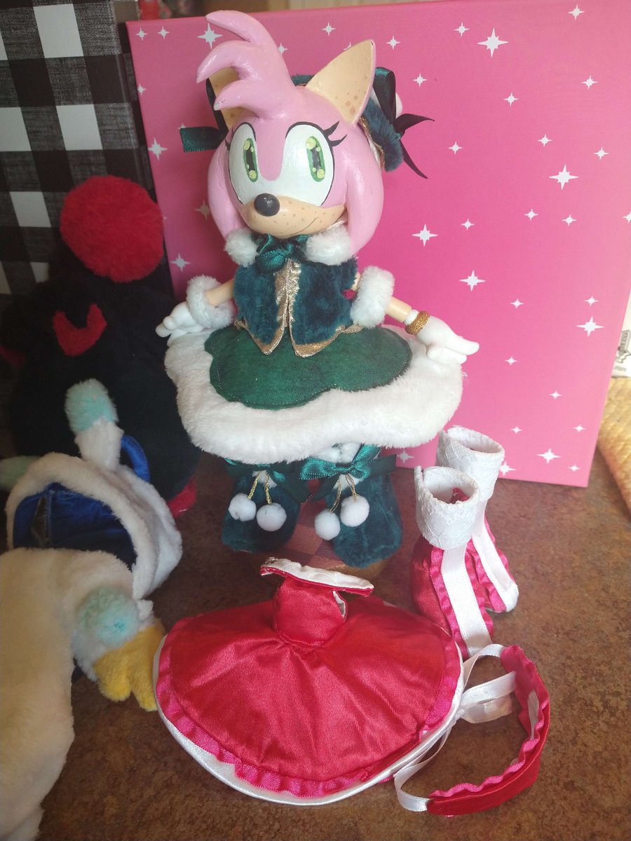 SpiritSonic's tweet photo. Look, look! @emeraldhavoc send me two custom fashion dolls of Surge and Amy, with holiday outfits based on my drawings! Not only are the dolls beautifully made, they came with 3 outfits each, and were perfectly packaged. Go check out her stuff! https://t.co/qA7Poljw68