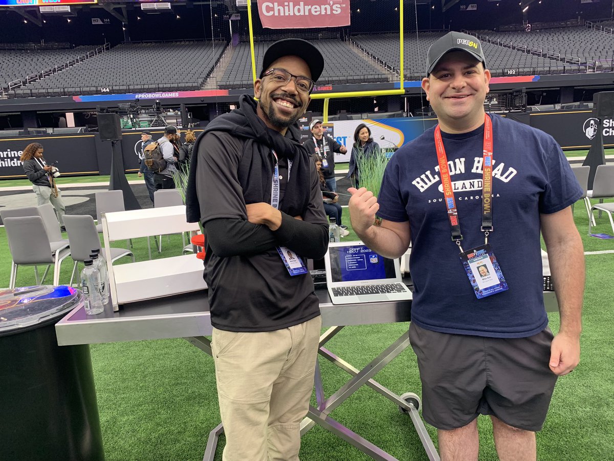 MikeAsti11's tweet photo. When you find out a colleague created a Tecmo Bowl style game and he brought it with him, you immediately stop working and play.
You then soon regret this decision when another colleague records you giving up a touchdown. https://t.co/cotoG3y4qo