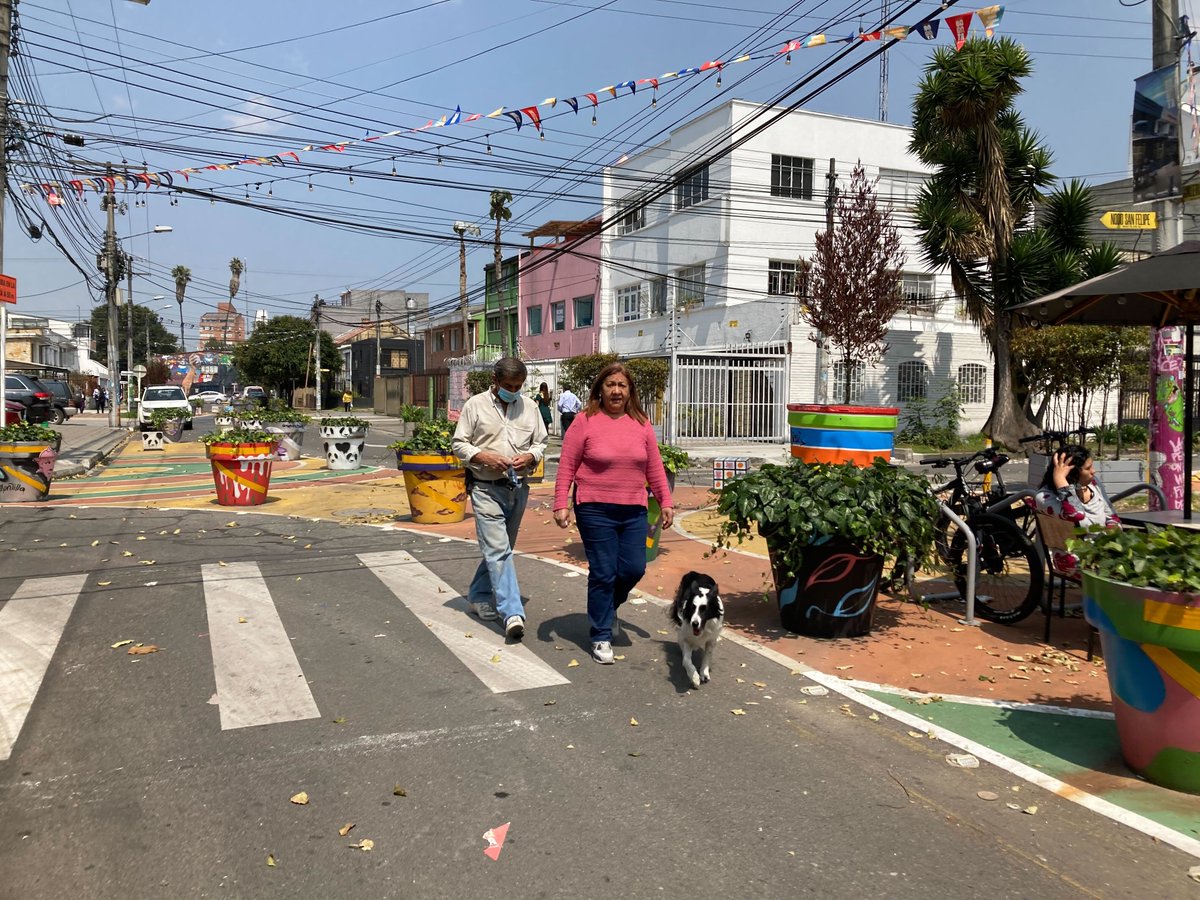 GlobalStreets's tweet photo. Bogotá's Semana de la #MovilidadSostenible continued yesterday with a visit to San Felipe's Barrios Vitales — a project to redistribute public space from vehicles to pedestrians through tactical urban planning and infrastructure interventions. https://t.co/jkh1HavuEU https://t.co/lqrsWiRfmg
