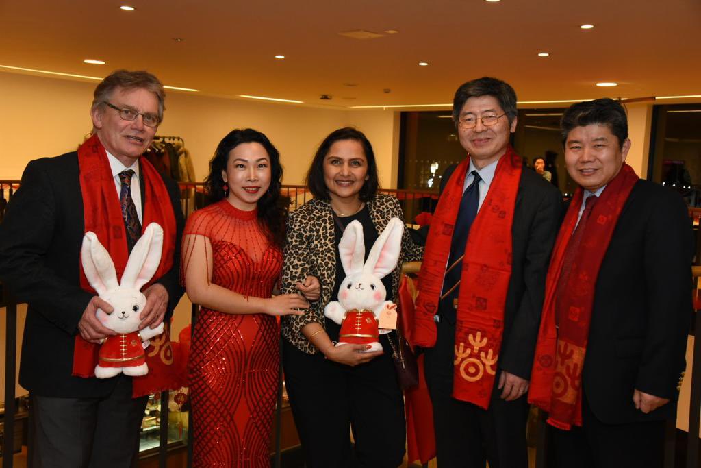 UOBChina's tweet photo. Our key guests Lord and Lady Whitby, Dr Jayne Cadbury &amp; Nigel Goodman plus Mr Li Liyan Minister (Counsellor of cultural affairs of the Chinese embassy in the UK) with @dixiao https://t.co/Lo01y03b5Q