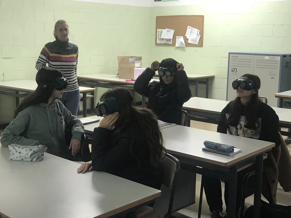 iesrocaba's tweet photo. El Equipo Específico de Deficiencia Visual junto a la ONCE, junto al dpto. de Orientación ha impartido una sesión de sensibilización y concienciación de la discapacidad visual en 2º ESO. Se han usado unas gafas simuladoras de la baja visión y de la pérdida total de visión https://t.co/WWDiwZGBtl