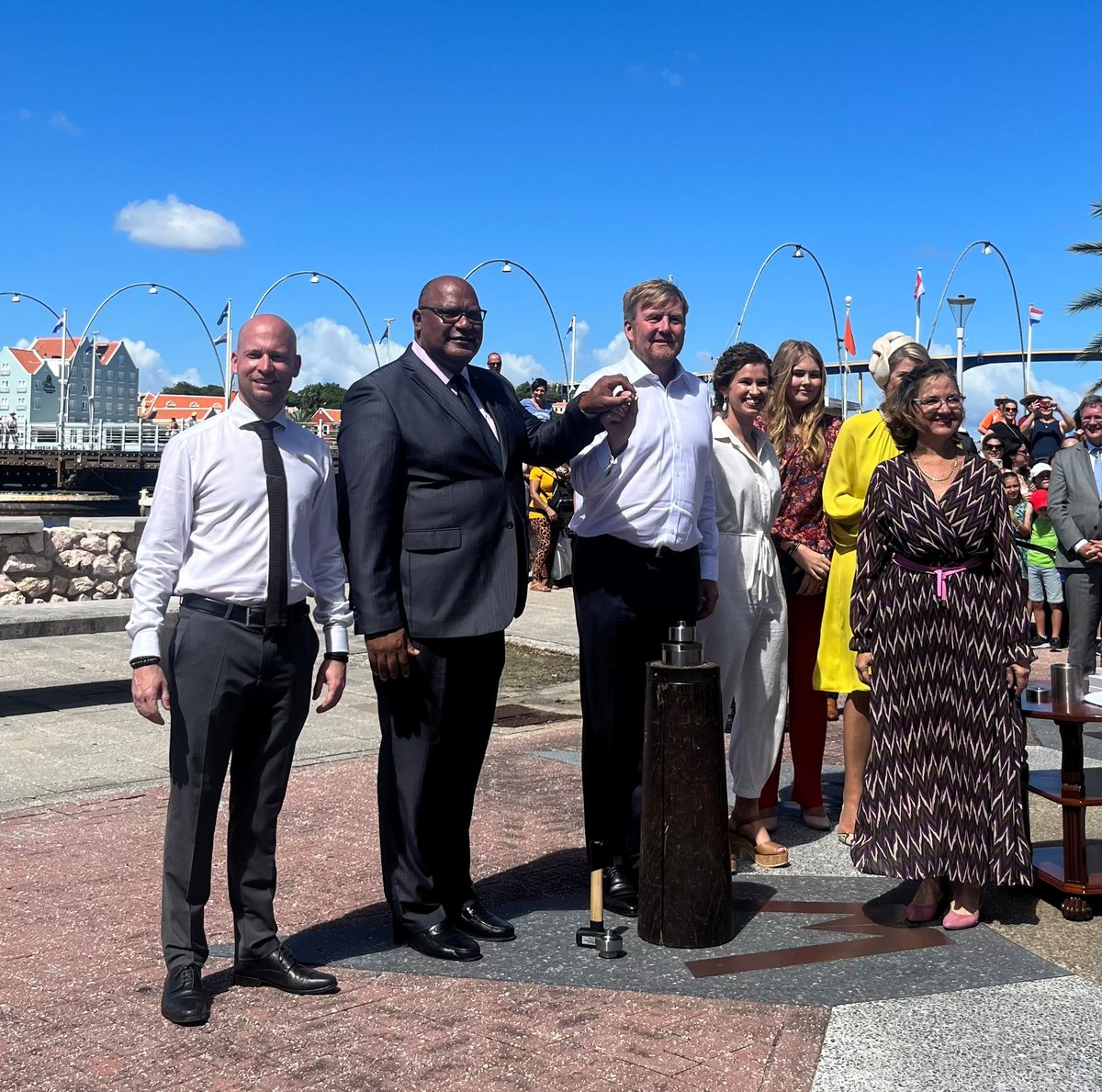 Royal Dutch Mint (@royaldutchmint) on Twitter photo Koning Willem-Alexander sloeg zojuist het eerste Willemstad Gouden Tientje voor het Paleis van de Gouverneur! Bekijk én bestel op knm.nl/willemstad
<a href="/Wereld_erfgoed/">Werelderfgoed</a> Koning Willem-Alexander sloeg zojuist het eerste Willemstad Gouden Tientje voor het Paleis van de Gouverneur! Bekijk én bestel op knm.nl/willemstad
<a href="/Wereld_erfgoed/">Werelderfgoed</a>