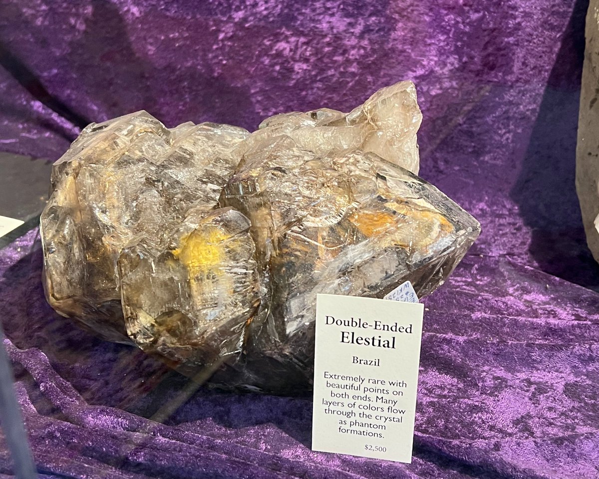 Crazy huge Elestial, I wonder what the yellow parts are inside. It also looks like a bit smokey.
.
.
.
.
#crystaloftheday #crystaldecor #instacrystals #ilovecrystals #stonecollection #crystalstones #crystalstore #crystaljunkie #losbanos #merced #turlock #modesto #offeringsofgaia