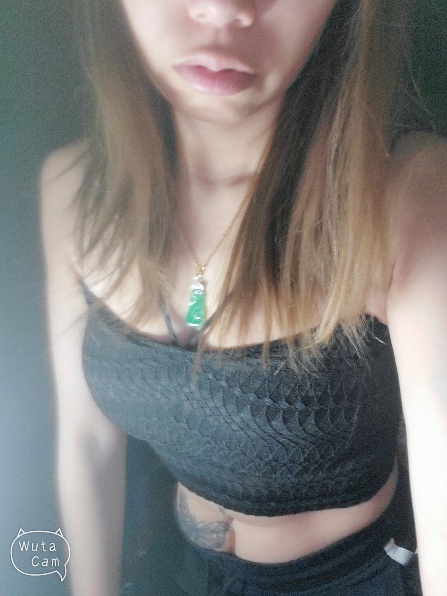 今日家人發咩癲。。拆左成日屋。。不停炳炳嘭嘭。。好在3月搬。。唔係我精神比佢攪到由痴變癲。。仔女都嚇親。。見叔仔可以多過見老公。。咩玩法。。佢完全係一件極品。。🤬🤬🤬