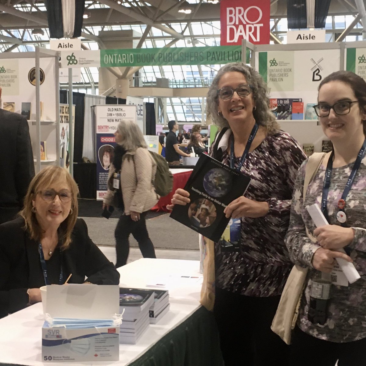 Meeting &amp; greeting with <a href="/KathleenGLundy/">Kathleen Gould Lundy</a> at #OLASC ! We’re off to a great start!

Come by this afternoon to meet @VetterEducation!

#edchat #profdev #education #libraries #librarians #edutwitter