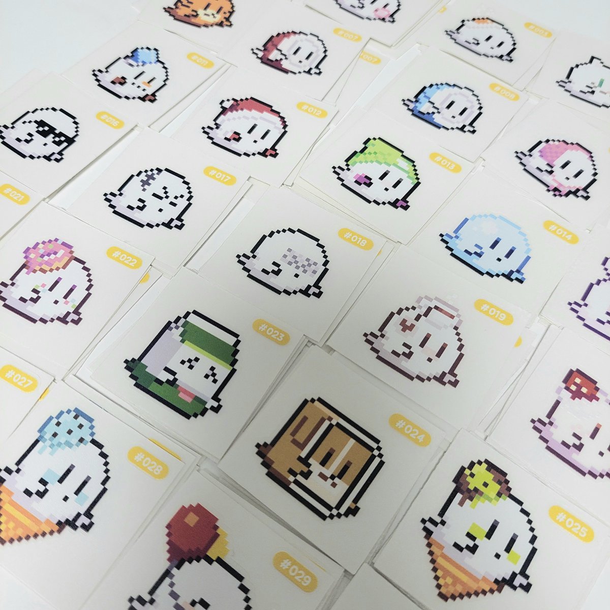 안녕하세요 그동안 소식 못 전해드려서 정말 죄송하단 말씀부터 드립니다…😓
띠부띠부씰은 미리 발주해 뒀으나 용기가 선뜻 나지 않아 너무 늦어버렸네요

✅dm으로 배송지와 갖고 계신 고스트 번호(또는 캡처) 남겨 주시면 띠부씰과 흑토끼 고스트 스티커를 보내드리겠습니다!