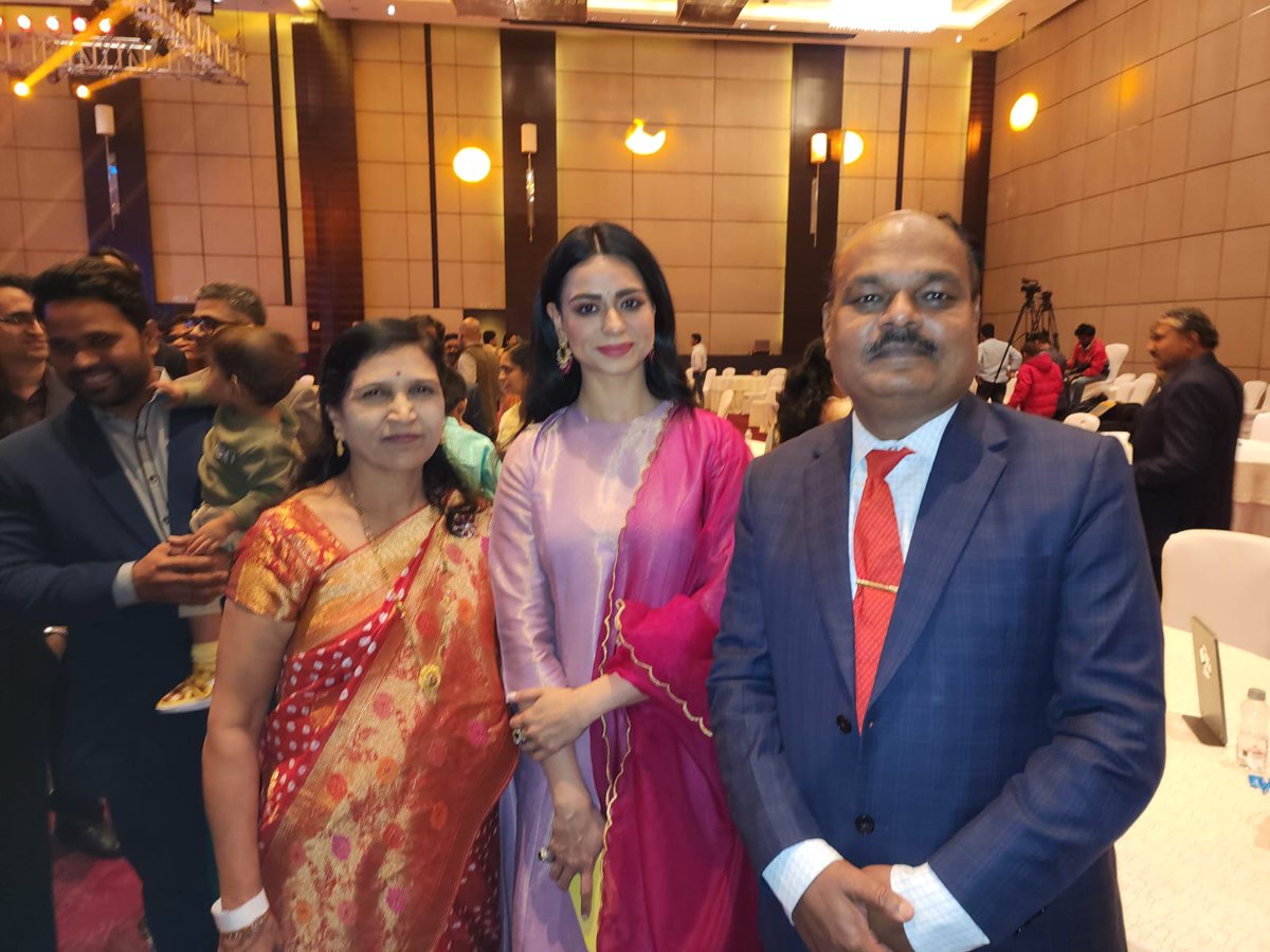 drsadanandraut's tweet photo. लोकमत धन्वंतरी पुरस्कार ज्येष्ठ शास्त्रज्ञ पद्मविभूषण श्री .रघुनाथ माशेलकर यांच्या शुभहस्ते स्वीकारताना .डॉ.सदानंद व डॉ.सौ.पल्लवी राऊत .मा. चेअरमन  
  लोकमत श्री विजय दर्डा  व इतर मान्यवर दि.१.२.२०२३ https://t.co/4WeDqz10CP