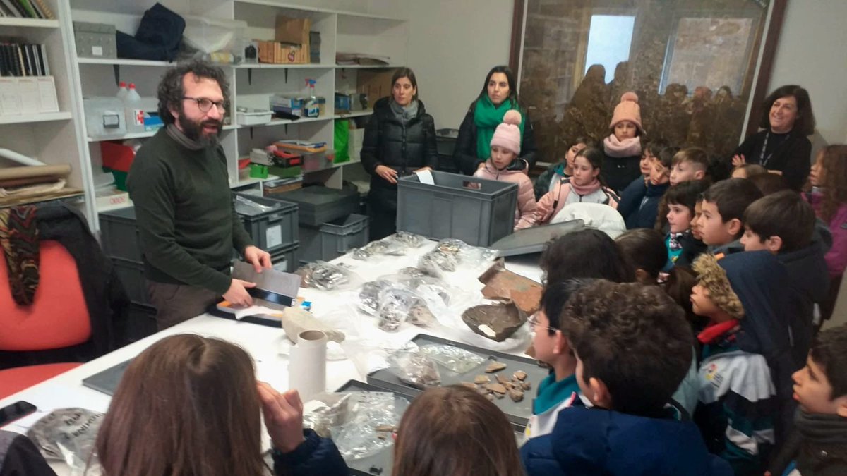 museunoguera's tweet photo. 🔶 Aquest matí ens ha visitat un grup d'alumnes del col·legi Mare de Déu del Socós de la vila d'#Agramunt.
Han visitat el parc arqueològic del Pla d'Almatà i també les zones de treball del Museu de la Noguera per conèixer, de primera mà, quina feina fan els arqueòlegs ⛏️. https://t.co/hzz59QBnLE
