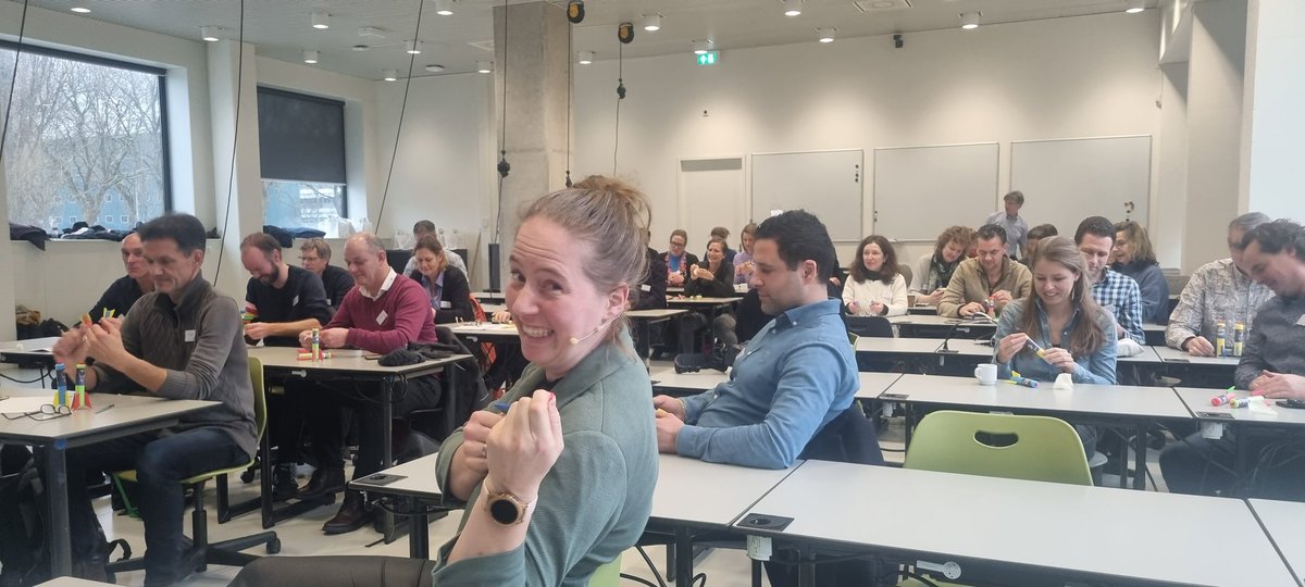 Renee Prins (@reneeprins3112) on Twitter photo Raketjes, humor, wilhelmusmachine en ontwerpquizjes. De toon is gezet. Dat krijg je ervan als je @arjanvandermeij en <a href="/ManonvanderSar/">ManonvanderSar</a> het Betasymposium laat leiden <a href="/VOHONetwerken/">VO-HO Netwerken</a> <a href="/tudelft/">TU Delft</a> Raketjes, humor, wilhelmusmachine en ontwerpquizjes. De toon is gezet. Dat krijg je ervan als je @arjanvandermeij en <a href="/ManonvanderSar/">ManonvanderSar</a> het Betasymposium laat leiden <a href="/VOHONetwerken/">VO-HO Netwerken</a> <a href="/tudelft/">TU Delft</a>