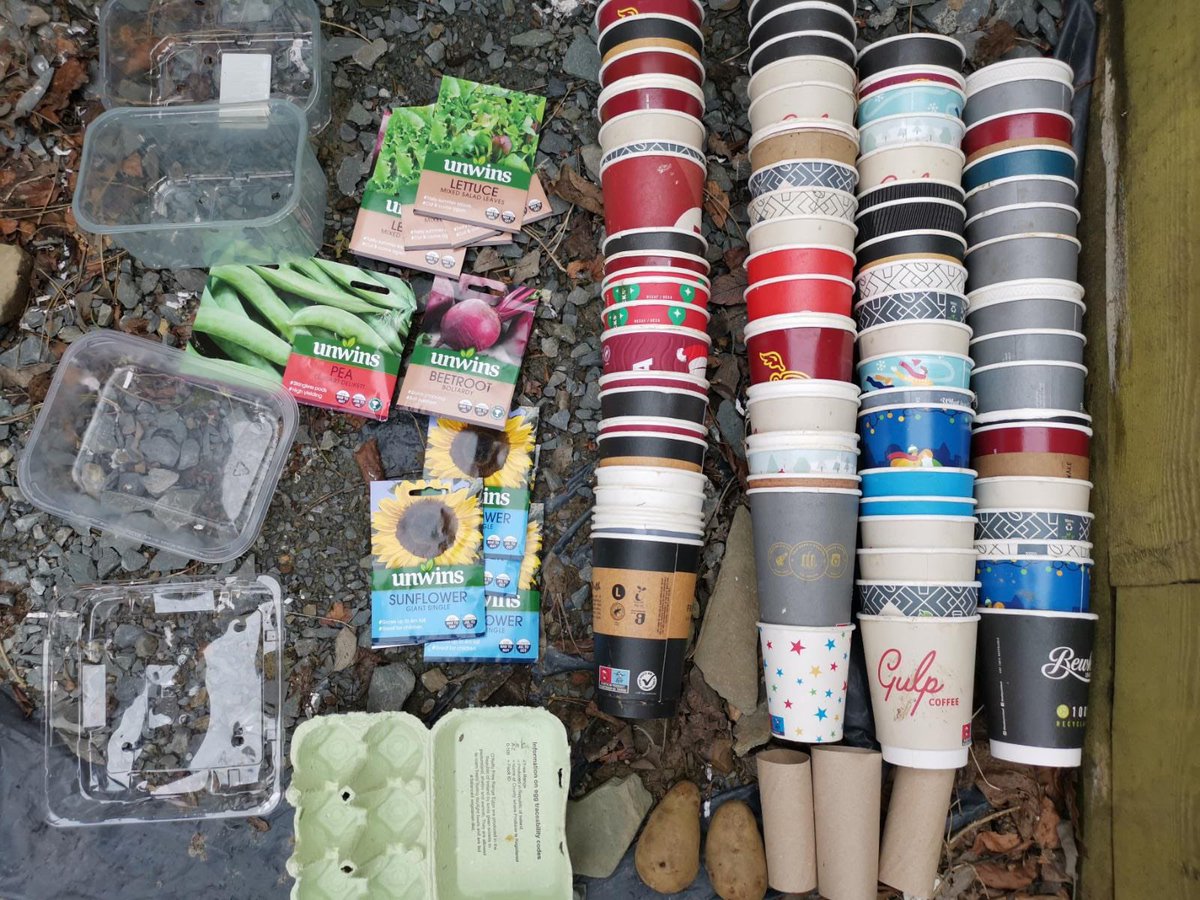 Fantastic work being done in the <a href="/MarinoInstitute/">MIE</a> community garden by #BEd3 students and <a href="/DonegalPaul9/">Paul O'Donnell</a> #SESE #Sustainability #SpringInTheAir