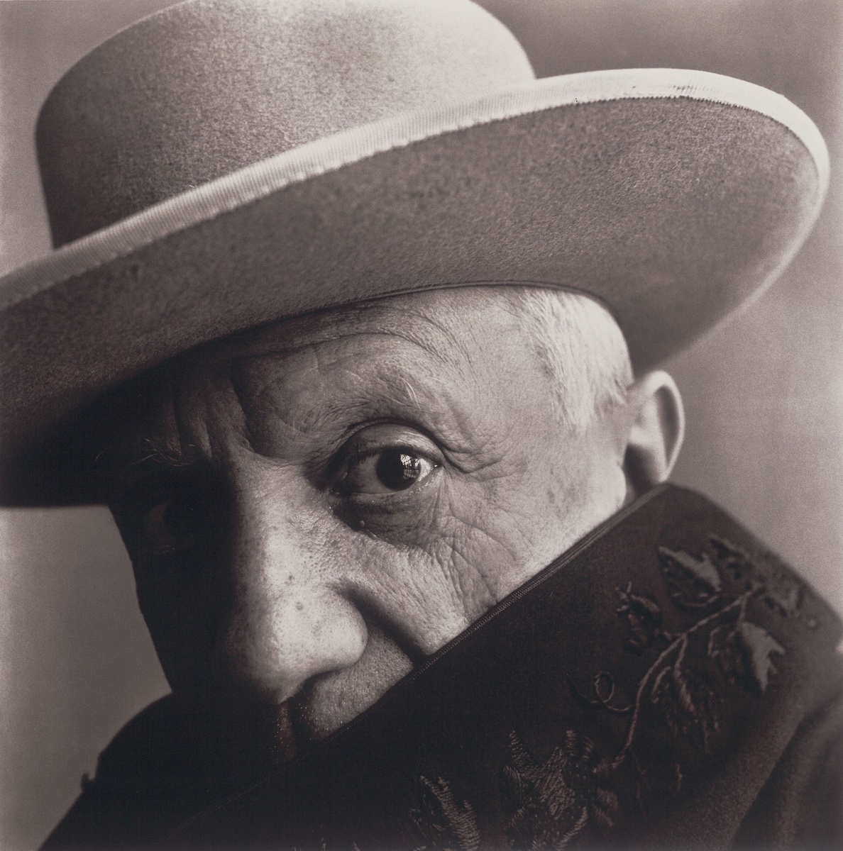 Irving Penn, Picasso at La Californie, Cannes, France, 1957 #aicphotography #irvingpenn artic.edu/artworks/94524/