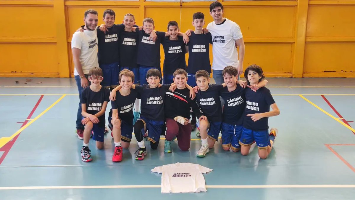 AlcorconBasket's tweet photo. ➡️ ALEVÍN 11 “A"‼️

Menudo detallazo tuvieron nuestros chicos y familiares con nuestro pequeño jugón Andrés, que tendrá que pasar un tiempo fuera de las pistas.

Sois un equipazo y lo estáis demostrando tanto dentro cómo fuera de la pista!! 🏀💙 https://t.co/deWyK7yTzM