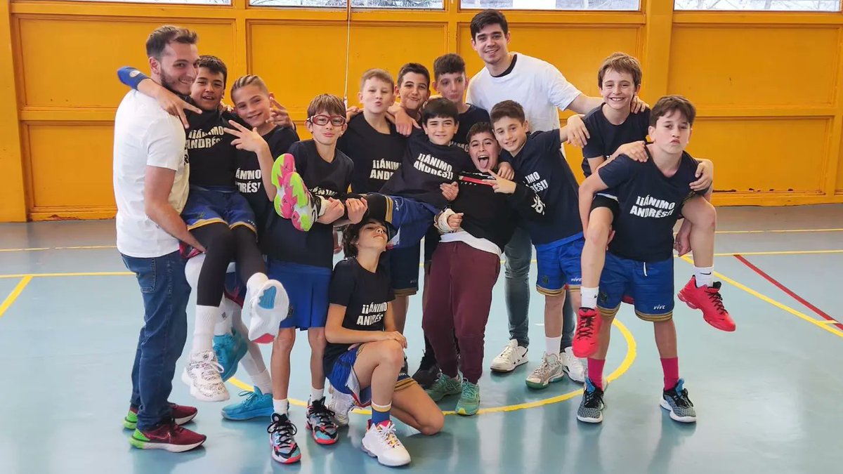 AlcorconBasket's tweet photo. ➡️ ALEVÍN 11 “A"‼️

Menudo detallazo tuvieron nuestros chicos y familiares con nuestro pequeño jugón Andrés, que tendrá que pasar un tiempo fuera de las pistas.

Sois un equipazo y lo estáis demostrando tanto dentro cómo fuera de la pista!! 🏀💙 https://t.co/deWyK7yTzM