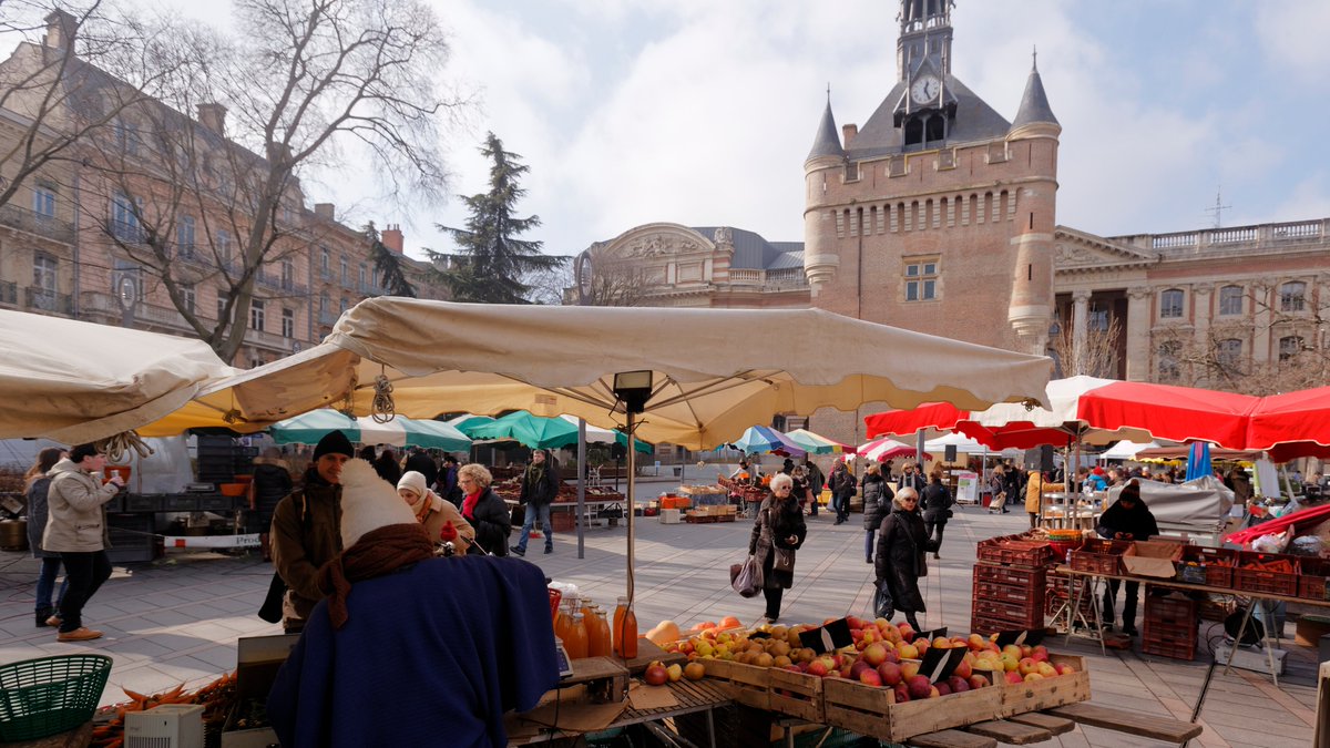 Toulouse's tweet photo. Où faire son marché à #Toulouse ?
Couverts, de plein vent, ouverts en semaine ou le week-end, le matin ou en fin de journée... les marchés toulousains se sont réinventés pour répondre aux nouvelles attentes. Localisez le plus proche de chez vous 👉🏻 https://t.co/1dohj6kHGQ https://t.co/cgQOkVaMu5