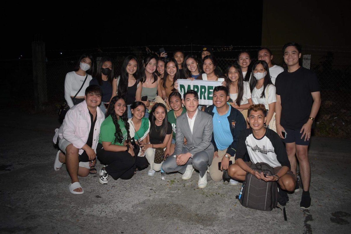TheDarrenatics2's tweet photo. Darren shares a pleasant moment with his Darrenatics Ilocos. 

The kilig that comes with this beautiful encounter lives on. 

PC: Louie Navarro

DARREN FOR KANNAWIDAN2023
#DARREN @Espanto2001
@beautedermcorp https://t.co/T12zHBOcZe