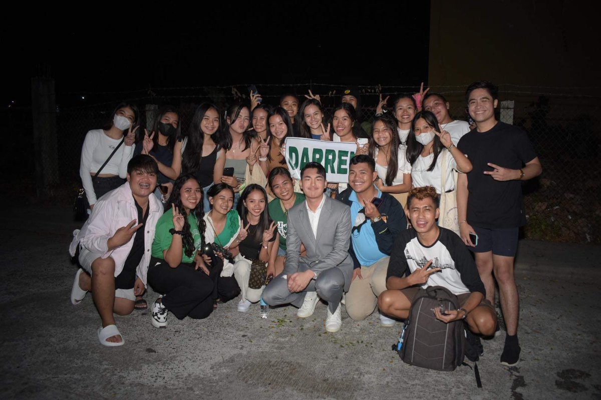 TheDarrenatics2's tweet photo. Darren shares a pleasant moment with his Darrenatics Ilocos. 

The kilig that comes with this beautiful encounter lives on. 

PC: Louie Navarro

DARREN FOR KANNAWIDAN2023
#DARREN @Espanto2001
@beautedermcorp https://t.co/T12zHBOcZe