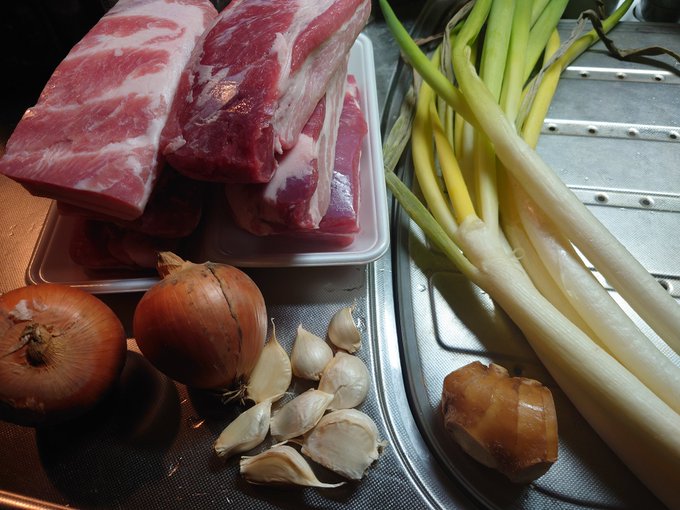 安売りしてた豚肉買ってきたまますっかり忘れてて今思い出したのでこれからチャーシュー仕込みます…… 