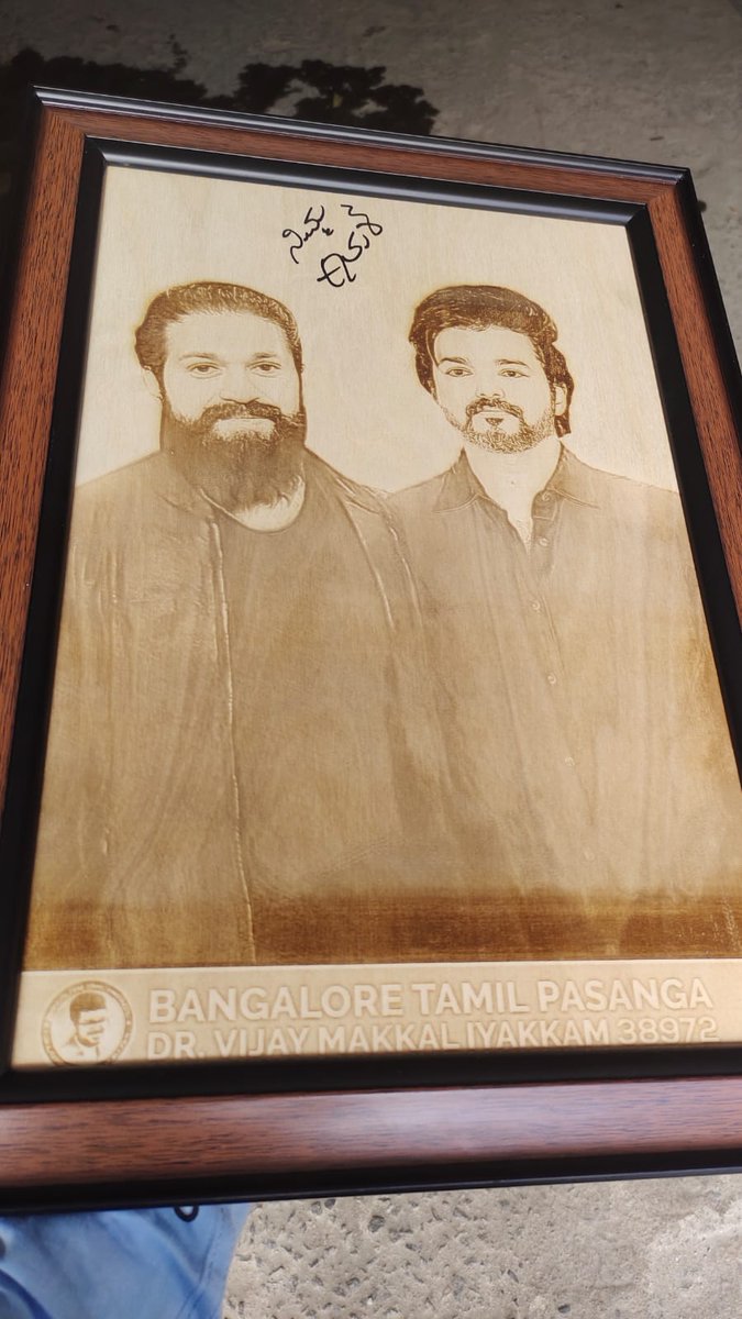 BTP_Offl's tweet photo. Here It Is Thalapathy @actorvijay's Fans Today Our BTP VMI Team Met Rocking Star @TheNameIsYash Sir In Bengaluru &amp; Presented Him Thalapathy Vijay Frame &amp; Then #Yash Sir Signed In This Frame ♥️

"Yash Sir Said That Design Is Superb" 🫶

#Thalapathy67 #Varisu @actorvijay #Yash19 https://t.co/vVj5NRFS28