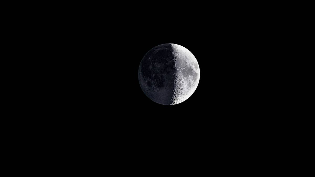 Detailed and Layered moon photo. 
📸Johann van der Linde. 
#photooftheday #photography #photographer #photographylovers #PhotographyIsArt #fineart #fineartphotography #SouthAfrica #wildlifephotography #photoshop #PhotoMode #blackandwhitephotography #ArtistOnTwitter #Views