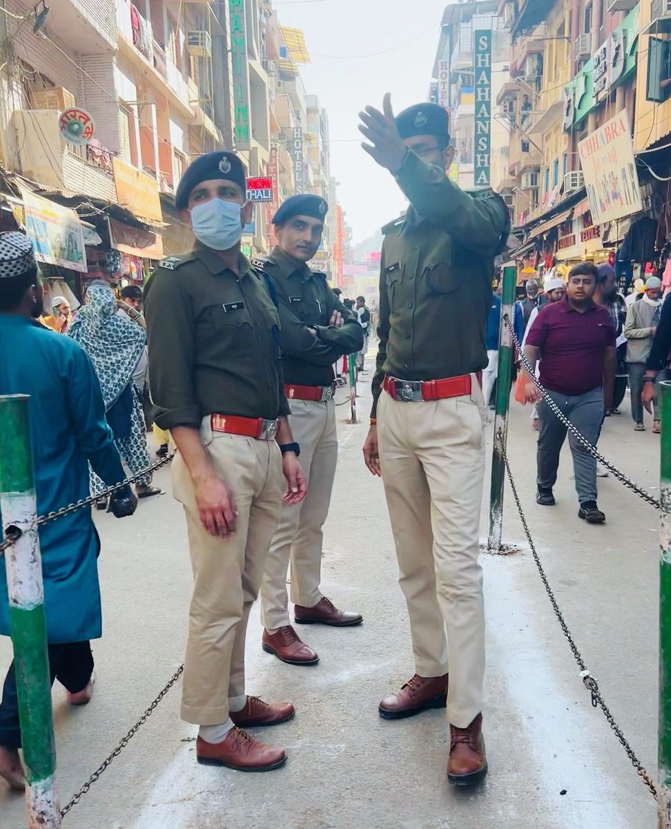 dileep_rps's tweet photo. थमता नहीं यह सृष्टि चक्र है 
सरल नहीं यह राह वक्र है 
श्रान्ति को राही व्यग्र है 
तुम भी चलते जाओ 
अपना कर्तव्य निभाओ। 
#DySP #RPS #Ajmer 
#RajasthanPolice #उर्स_ड्यूटी https://t.co/1N5g7mNWIF