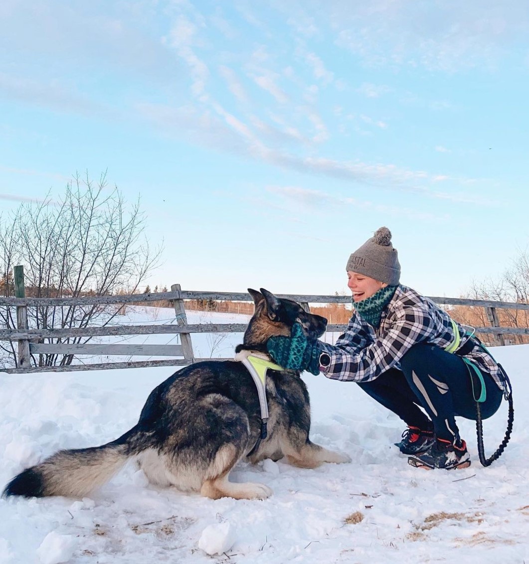 Sun or snow, every day is better with a dog! And of course, with a hands-free leash. 😉