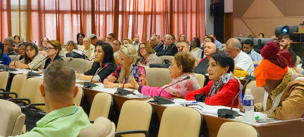 Reconocemos la educación como DDHH fundamental y la escuela como epicentro de acción social y desarrollo territorial de la Nueva Época. Asumimos el compromiso de seguir trabajando por la muchachada de la Patria.

<a href="/NicolasMaduro/">Nicolás Maduro</a> 
@MPPEDUCACION